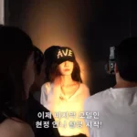 최신 모델 촬영 현장, 포토그래퍼와 모델이 함께 작업 중.