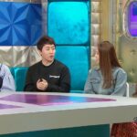 한국 예능 프로그램에서 네 명의 출연자가 토론하는 모습.