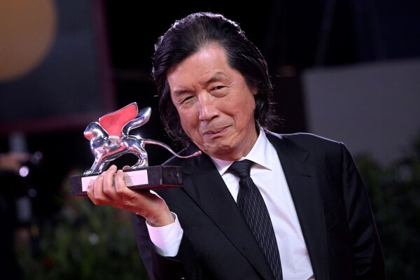 베니스 영화제 이후 9월 23일 극장 개봉을 앞둔 가능한 사랑 이미지